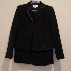 Le Suit womans black jacket and skirt suit.